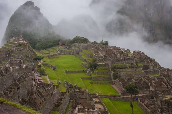Panoramablick auf Machu Picchu im Nebel, Peru. — Stockfoto