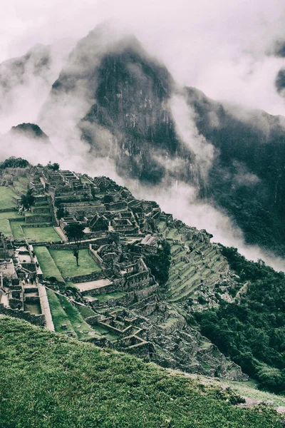 Schöne vertikale Ansicht des Machu Picchu. Peru. Südamerika. — Stockfoto