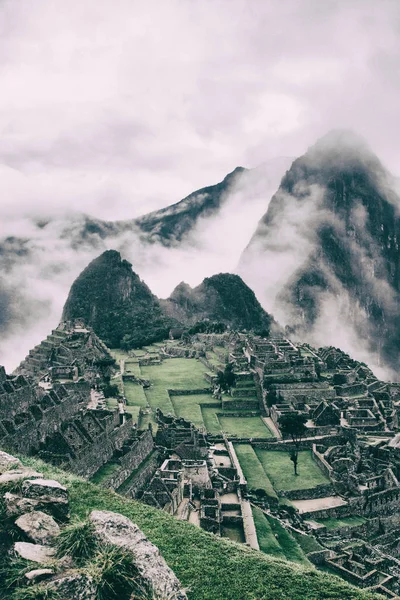 Vertikales Bild von Machu Picchu verlorene Stadt, Peru. — Stockfoto