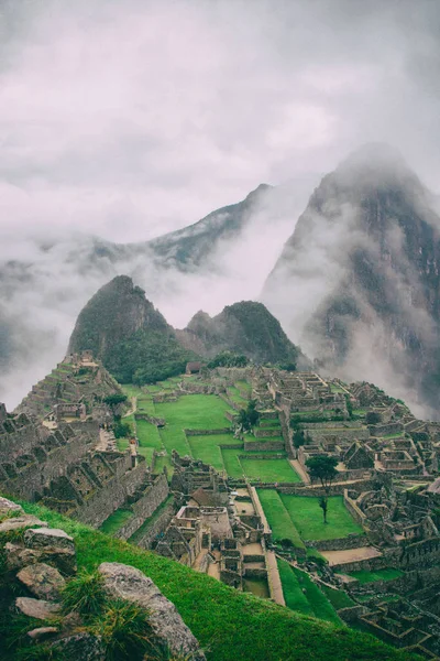 Şehir, Peru Machu Picchu dikey görüntü kaybetti. — Stok fotoğraf