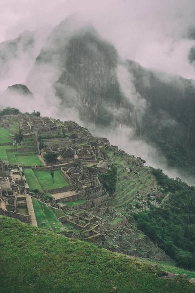 美丽的垂直高视图马丘比丘。秘鲁。南美. — 图库照片