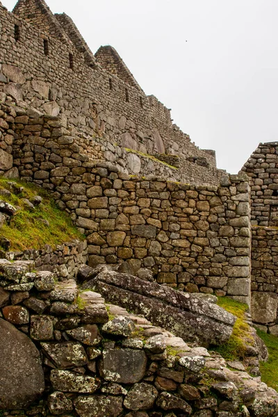 Каменные стены замка инков в горах . — стоковое фото