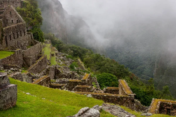 Ruinas en un acantilado en los Andes . — Foto de Stock