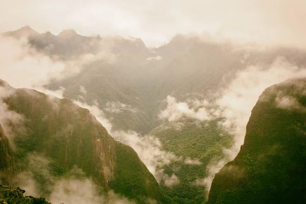Am Alpenrand lockern dichte Wolken auf. Inka-Pfad. Peru. keine Menschen. — Stockfoto