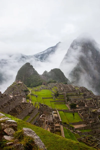 Imagen vertical de Machu Picchu ciudad perdida, Perú . — Foto de Stock