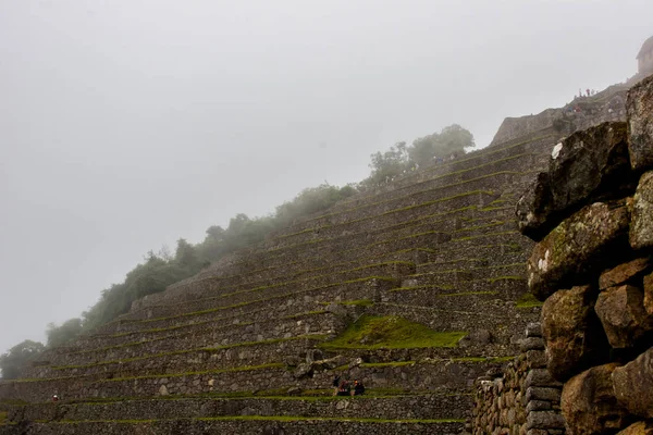 Nuages blancs brillants sur d'anciennes terrasses inca . — Photo