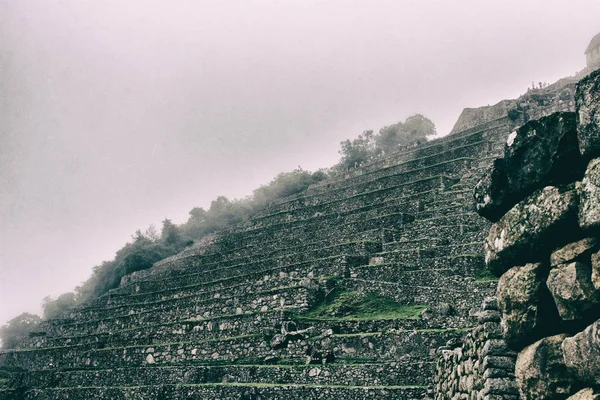 Niebla blanca brillante sobre antiguas terrazas incas . — Foto de Stock