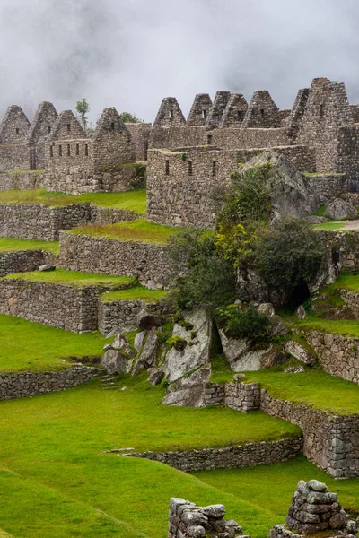 Ruiny Machu Picchu a zelená pole. — Stock fotografie