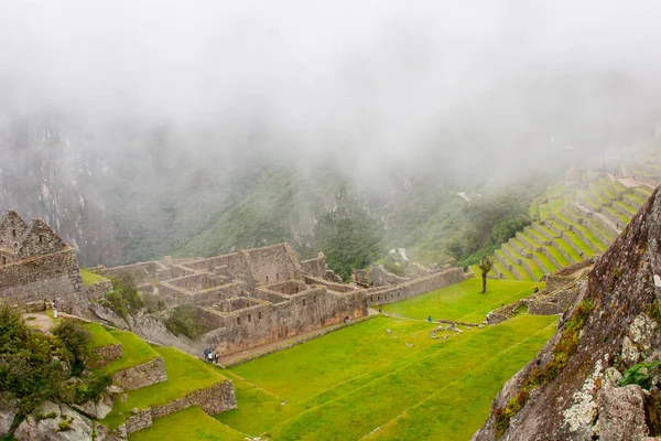 Niebla en Machu Picchu. Perú. No hay gente . — Foto de Stock