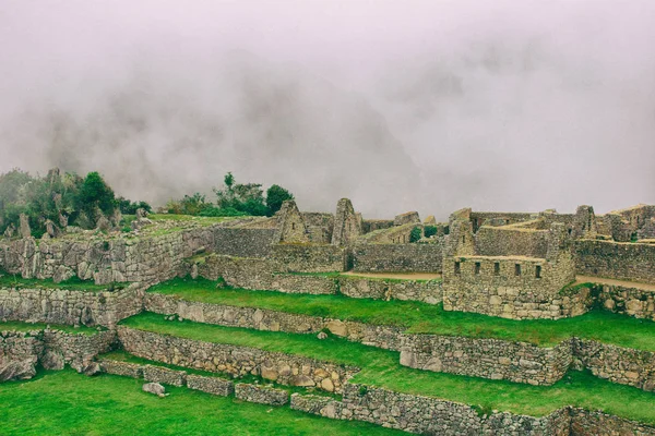 Niebla en Machu Picchu. Perú. No hay gente . — Foto de Stock