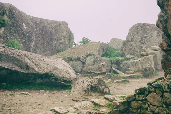 Misteriosa niebla sobre piedras y ruinas . — Foto de Stock