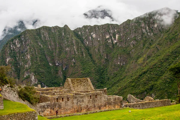 Nebel auf dem Hintergrund der Inka-Ruinen. — Stockfoto