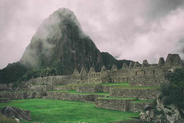 Nebel im Morgengrauen in Machu Picchu. Peru. keine Menschen. — Stockfoto