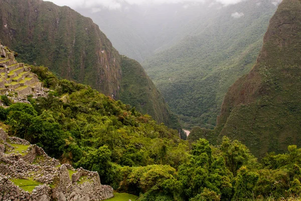 Ruines, rivière et vallée au Machu Picchu . — Photo