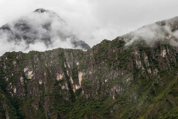 Montañas rocosas y niebla cerca de Machu Picchu . —  Fotos de Stock