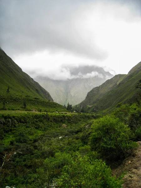 Uma vista do vale entre montanhas . — Fotografia de Stock