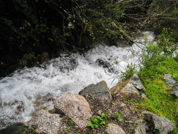 Waterfall on the Inca Trail on the way to Machu Picchu, Peru. — Stock Photo, Image