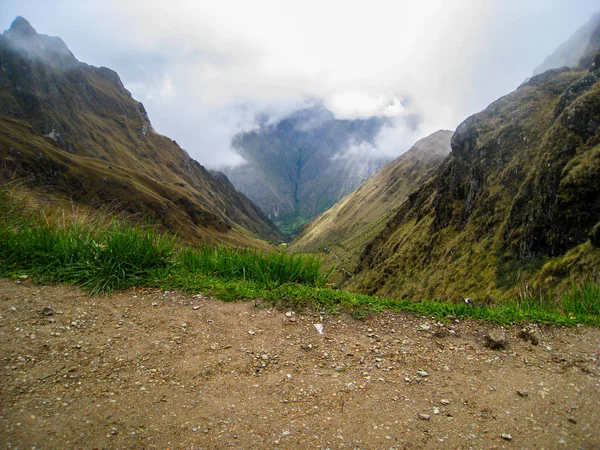 Výšlap na starověké Inca Trail vydláždil cestu k Machu Picchu. Peru. Žádní lidé — Stock fotografie