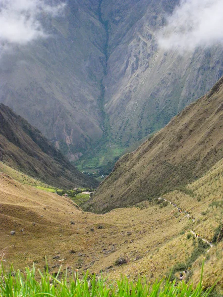 古印加小径上的徒步旅行铺平了通往马丘比丘的道路。秘鲁。没有人 — 图库照片