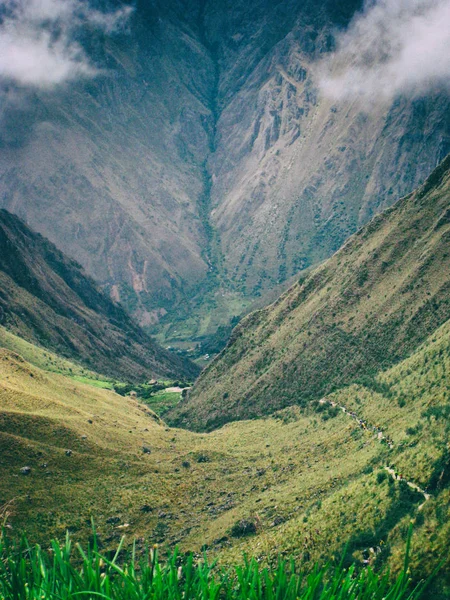 Wandelen op de oude Inca Trail geplaveid pad naar Machu Picchu. Peru. Geen mensen — Stockfoto