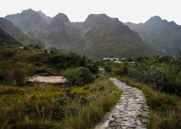 Wandelen op de oude Inca Trail geplaveid pad naar Machu Picchu. Peru. Geen mensen — Stockfoto