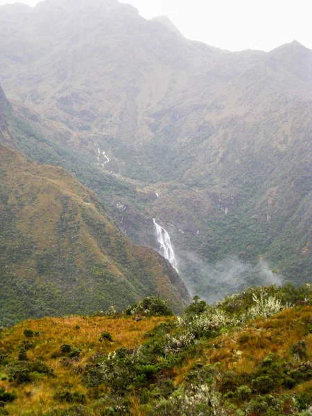 Wasserfall auf den Anden im Nebel. — Stockfoto