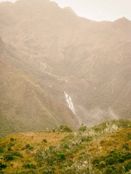 Wasserfall auf den Bergen im Nebel. — Stockfoto