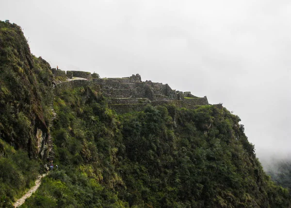 Caminhada na antiga Trilha Inca caminho pavimentado para Machu Picchu. Peru. Não há pessoas — Fotografia de Stock