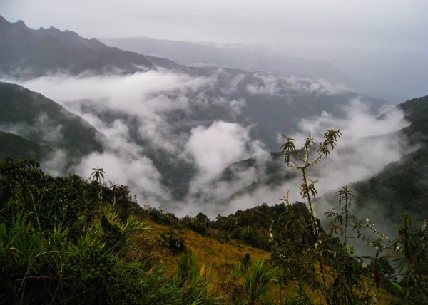 Vista panorámica desde el Camino Inca del Valle Sagrado con nubes. No hay gente . — Foto de Stock