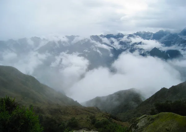 Die Anden-Berge und niedrige Wolken vom Inka-Trail. Peru. — Stockfoto