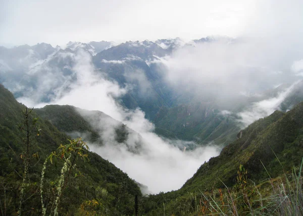 アンデス山脈とインカ トレイルから低い雲。ペルー. — ストック写真