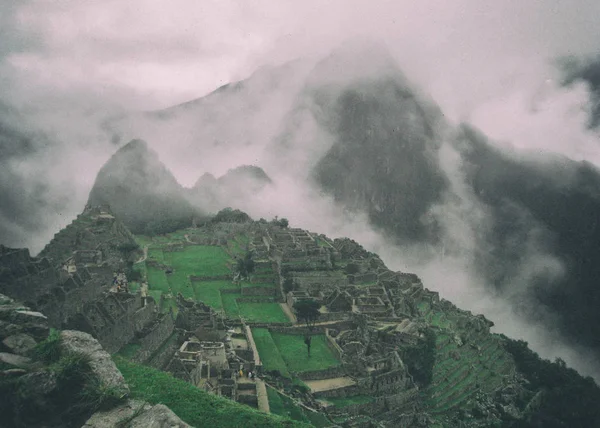 Increíble fondo de pantalla de Machu Picchu con niebla. Perú. No hay gente . —  Fotos de Stock