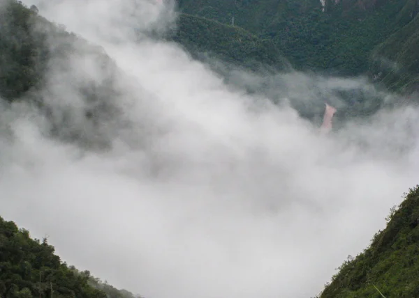 Andes Dağları ve Inca Trail üzerinden alçak bulutlar. Peru.