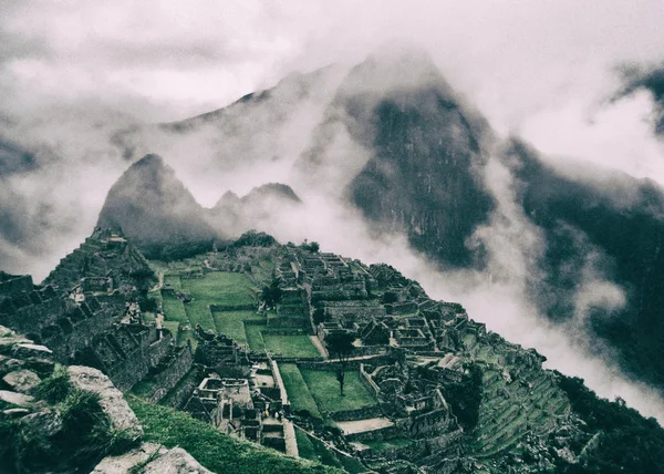 Incrível papel de parede de Machu Picchu com nevoeiro. Peru. Não há pessoas . — Fotografia de Stock