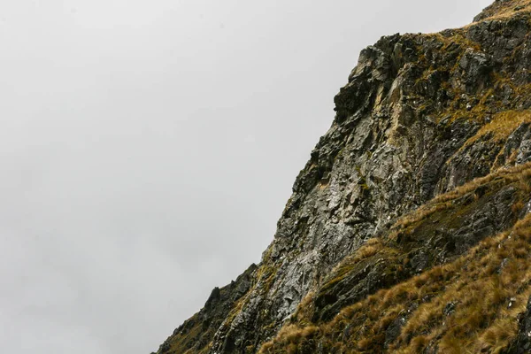 山上的云彩和岩石. — 图库照片