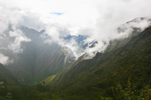 Andách a mraky. Inca Trail. Peru. Jižní Amerika. — Stock fotografie