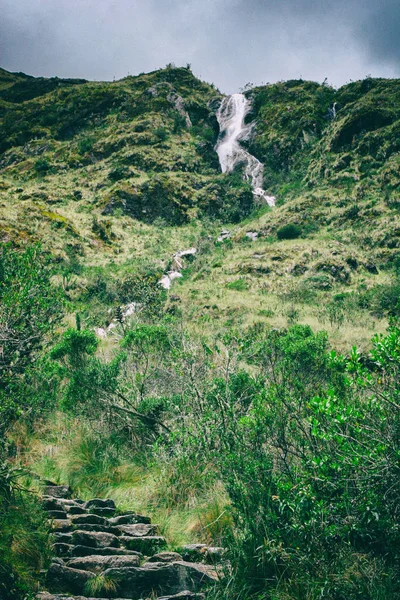 Cascada en el camino pavimentado de piedra Camino Inca . — Foto de Stock