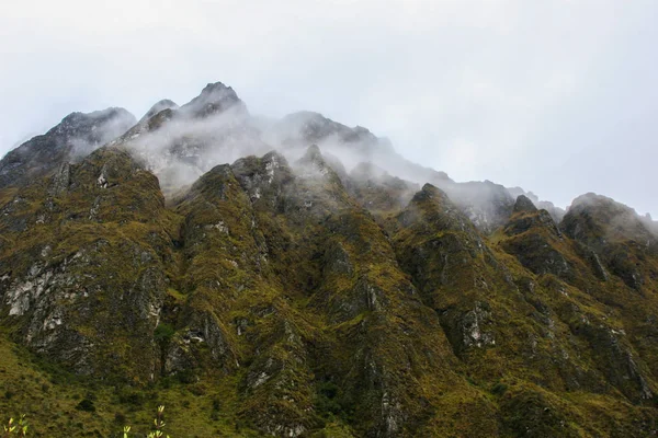安第斯山脉的山顶覆盖着云层, 从印加小道上看。秘鲁 — 图库照片