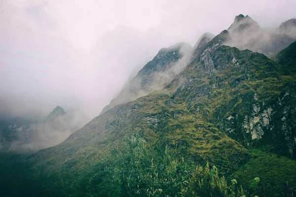 Cordilleras de los Andes en niebla en el Camino Inca. Perú. Sudamérica. No hay gente . — Foto de Stock