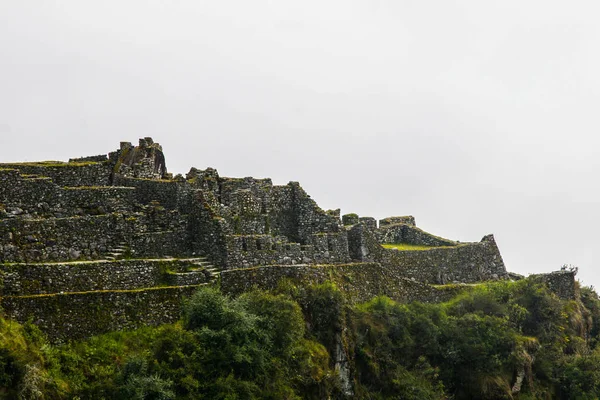 Ruinen auf einer Klippe mit weißem Hintergrund. — Stockfoto