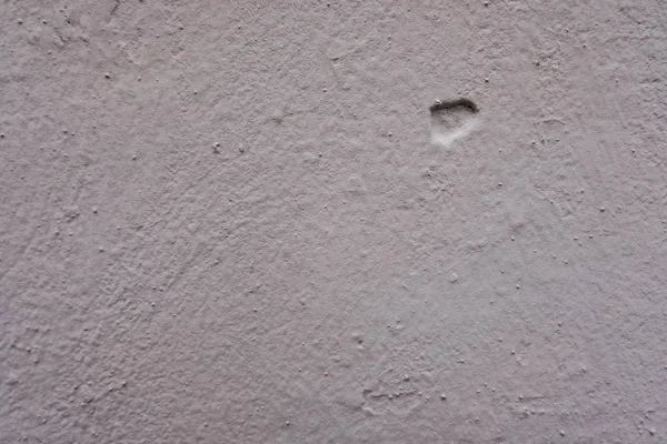 구멍이 흰 콘크리트 벽. — 스톡 사진