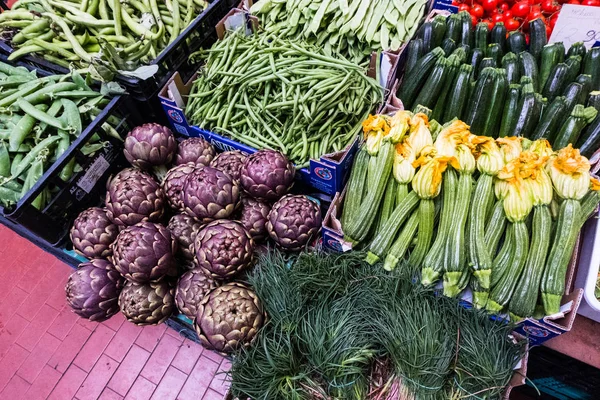 Asortyment świeżych warzyw na rynku. — Zdjęcie stockowe