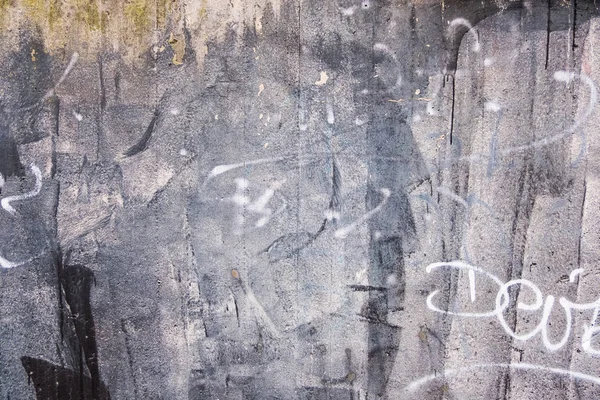 Peeling sıva ve yıpranmış bir beton duvar grafiti.