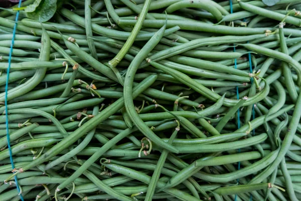 Gröna bönor på marknaden stall. — Stockfoto