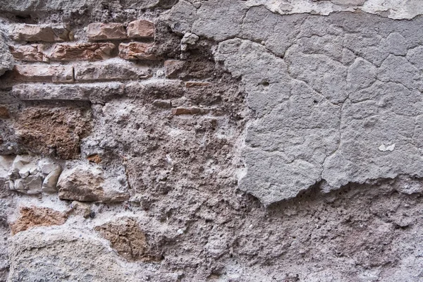 Parede de tijolo velho com descascamento de gesso concreto . — Fotografia de Stock