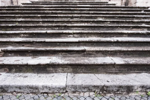 古い汚れたコンクリート階段. — ストック写真