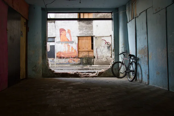 Löcher an den Wänden sind Türen und Fenster in einem baufälligen Gebäude Stockbild