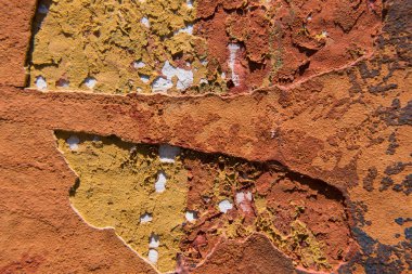 Sarı bir beton duvara turuncu Boya kırık.