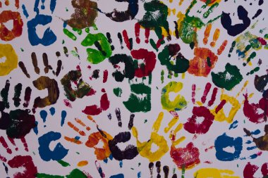 Bir duvara renkli el.