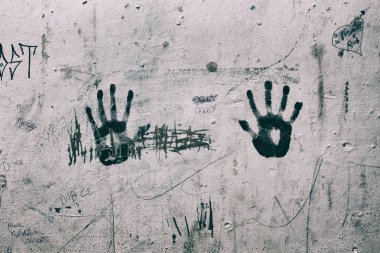 Eskipli bir duvarda sağ ve sol el izi izleri.